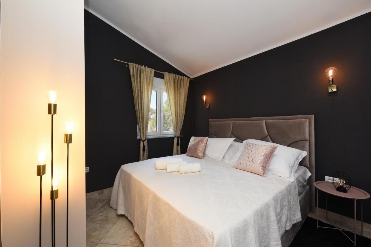 Malako Family Apartments Seline Eksteriør bilde